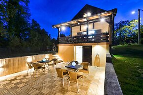 Jungle House With Pool and Hot Tub