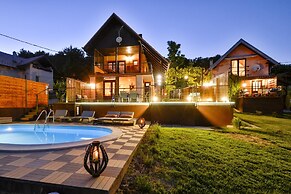 Twin Oasis Retreat With Pool & Spa