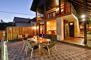 Twin Oasis Retreat With Pool & Spa