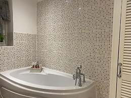 Apartment - Sleeps 2 - Pet Friendly - Parking