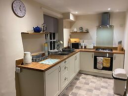 Apartment - Sleeps 2 - Pet Friendly - Parking