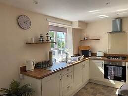 Apartment - Sleeps 2 - Pet Friendly - Parking