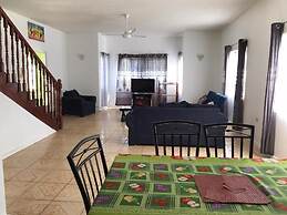 Beautiful 2-bed Apartment in Sunny Jamaica