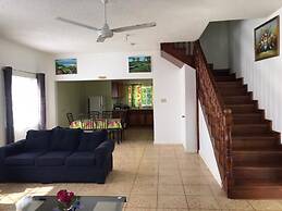 Beautiful 2-bed Apartment in Sunny Jamaica