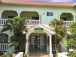 Beautiful 2-bed Apartment in Sunny Jamaica