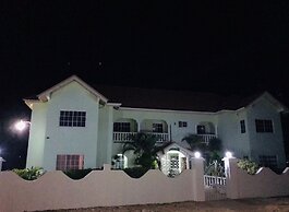 Beautiful 2-bed Apartment in Sunny Jamaica