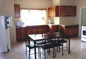 Beautiful 2-bed Apartment in Sunny Jamaica