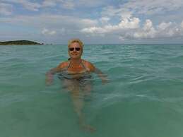 Beautiful 2-bed Apartment in Sunny Jamaica