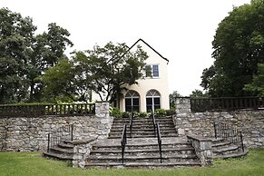 Surrey-Williamson Inn