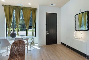 The Grove by AvantStay – Stylish Group Stay with Private Bathrooms