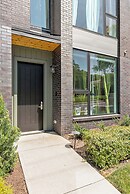 The Grove by AvantStay – Stylish Group Stay with Private Bathrooms