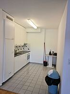 Entire Flat Close to Airport, Train, Center for 7