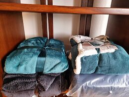 Entire Flat Close to Airport, Train, Center for 7