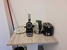 Entire Flat Close to Airport, Train, Center for 7