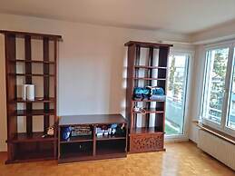 Entire Flat Close to Airport, Train, Center for 7