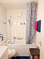 Entire Flat Close to Airport, Train, Center for 7