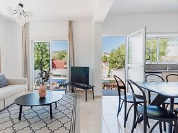 Sanders White Mountains - Modern Villa With Pool