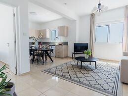 Sanders White Mountains - Pleasant Villa With Pool