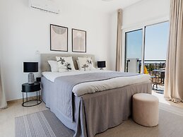 Sanders White Mountains - Pleasant Villa With Pool