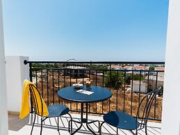 Sanders White Mountains - Pleasant Villa With Pool