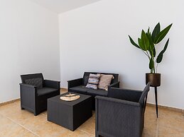 Sanders White Mountains - Pleasant Villa With Pool