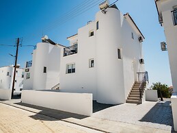 Sanders White Mountains - Pleasant Villa With Pool