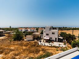 Sanders White Mountains - Pleasant Villa With Pool