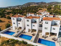 Sanders White Mountains - Pleasant Villa With Pool