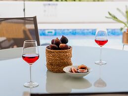 Sanders White Mountains - Pleasant Villa With Pool