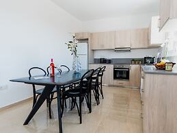 Sanders White Mountains - Pleasant Villa With Pool