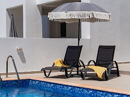 Sanders White Mountains - Pleasant Villa With Pool