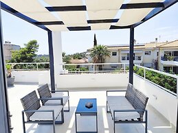 Adelos Maisonette Near Vouliagmeni Beach