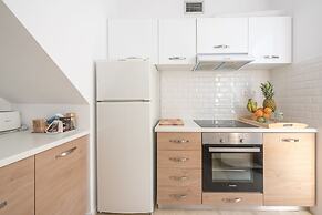 Adelos Maisonette Near Vouliagmeni Beach