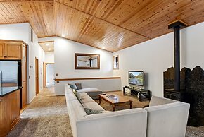 Truckee Pines Retreat Game Room & Forest Views