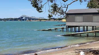 Herne Bay Gem Near Beach - Carpark