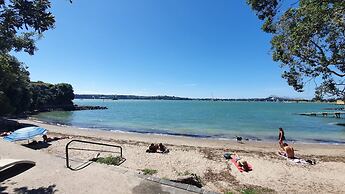 Herne Bay Gem Near Beach - Carpark