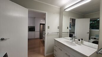 Herne Bay Gem Near Beach - Carpark