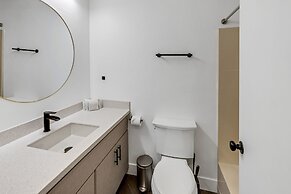 Beautiful Ski-in/ski-out Condo Located On The Eagle Point Resort! 1 Be