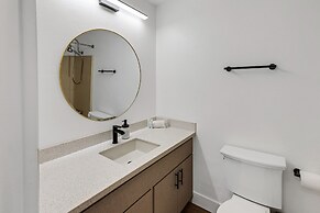 Beautiful Ski-in/ski-out Condo Located On The Eagle Point Resort! 1 Be