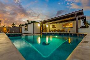 Tempe Charmer with Game Room, Sparkling Heated Pool and Spa! Sleeps 8!