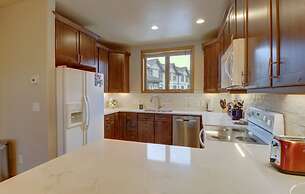 Prospector Point E 4br 3.5ba 4 Bedroom Townhouse by RedAwning