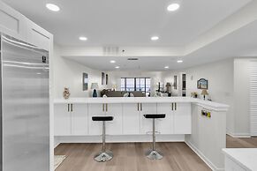 Magnificent Gulf Front Condo Located Directly On The Ocean! 2 Bedroom 