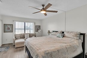 Magnificent Gulf Front Condo Located Directly On The Ocean! 2 Bedroom 