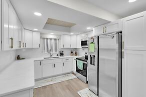 Magnificent Gulf Front Condo Located Directly On The Ocean! 2 Bedroom 