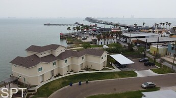 New Waterfront Bungalow Fishermans Paradise 2 Bedroom Home by RedAwnin