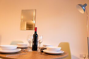 Livestay - 2 Bed Apartment Free Parking Heathrow