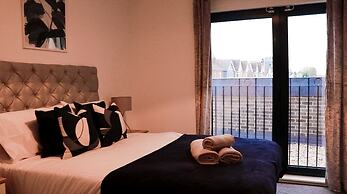 Livestay - 2 Bed Apartment Free Parking Heathrow