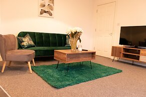 Livestay - 2 Bed Apartment Free Parking Heathrow