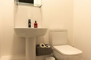 Livestay - 2 Bed 2 Bath Minutes From Heathrow