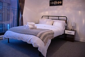 Livestay - 2 Bed 2 Bath Minutes From Heathrow